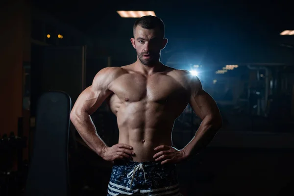 Hombre Atlético Brutal Con Cuerpo Muscular Posa Gimnasio Mostrando Sus — Foto de Stock