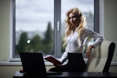 bir kitap onun elinde tutan çekici çalışan raporları, okuma ofiste