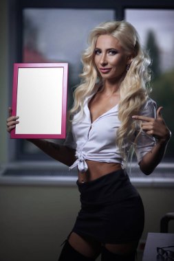 çekici seksi çalışan bir oturum açma elleri ile poz Office