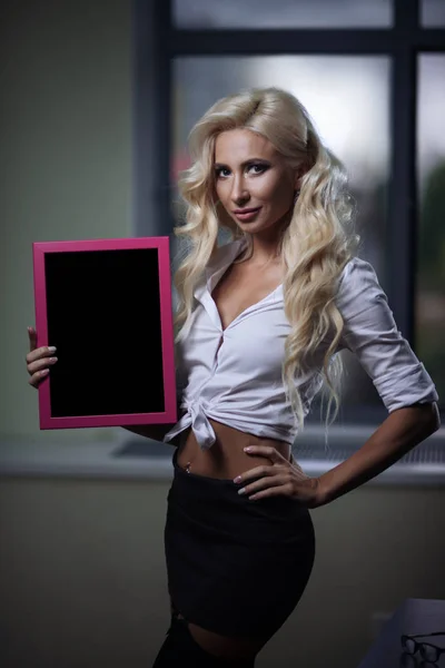 Attraktive Sexy Angestellte Büro Posiert Mit Einem Schild Ihren Händen — Stockfoto