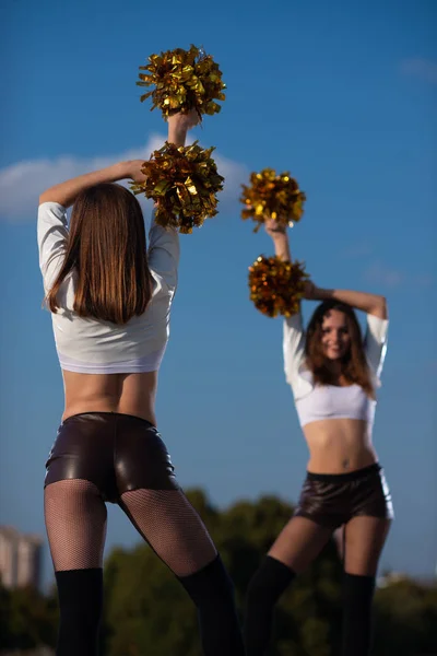 Дві Дівчини Вболівальниці Помпонами Танцюють Відкритому Повітрі Фоні Неба — стокове фото