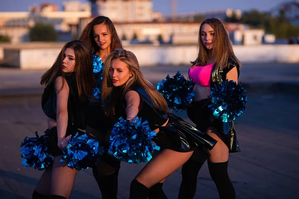 Cheerleader Meisjes Dansen Het Dak Bij Zonsondergang Tegen Stad Landschap — Stockfoto