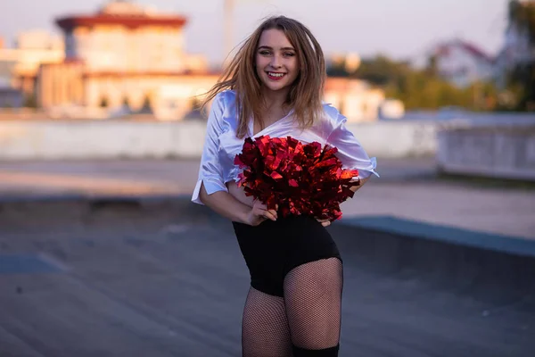 Meisje Cheerleader Met Pompoms Dansen Buiten Het Dak Bij Zonsondergang — Stockfoto