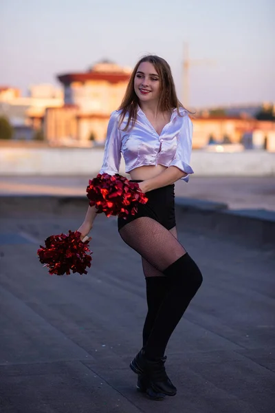 Chica Animadora Con Pompones Bailando Aire Libre Techo Atardecer — Foto de Stock