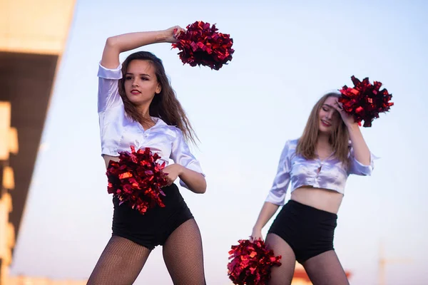 Meninas Líderes Torcida Dançando Telhado Pôr Sol Contra Paisagem Cidade — Fotografia de Stock