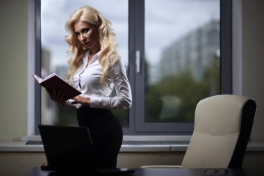 bir kitap onun elinde tutan çekici çalışan raporları, okuma ofiste