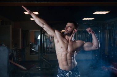 Acımasız bir atletik adam bir kas vücut ile spor salonunda, onun pazı gösterilen teşkil etmektedir. Sağlıklı bir yaşam tarzı kavramı
