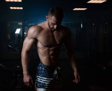 Acımasız bir atletik adam ile bir kas vücut kasları gösterilen spor salonunda teşkil etmektedir. Sağlıklı bir yaşam tarzı kavramı