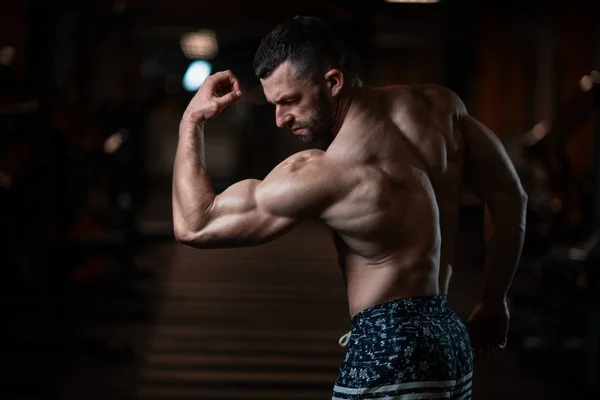 Brutální Atletický Muž Svalnaté Tělo Představuje Tělocvičně Předvádí Jeho Biceps — Stock fotografie