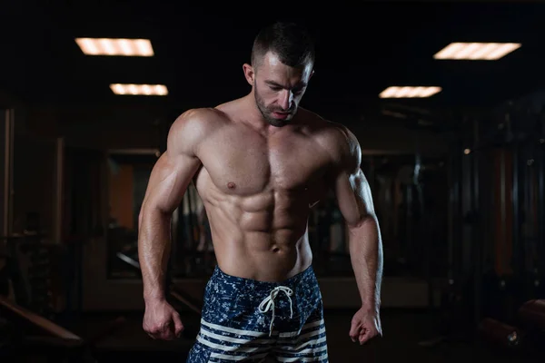 Hombre Atlético Brutal Con Cuerpo Muscular Posa Gimnasio Mostrando Sus — Foto de Stock