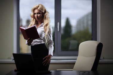 bir kitap onun elinde tutan çekici çalışan raporları, okuma ofiste