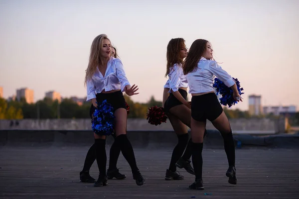 Meninas Líderes Torcida Dançando Telhado Pôr Sol Contra Paisagem Cidade — Fotografia de Stock