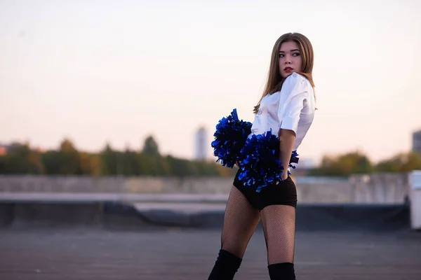 Meisje Cheerleader Met Pompoms Dansen Buiten Het Dak Bij Zonsondergang — Stockfoto