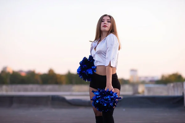 Menina Líder Torcida Com Pompons Dançando Livre Telhado Pôr Sol — Fotografia de Stock