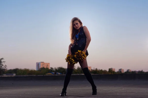 Menina Líder Torcida Com Pompons Dançando Livre Telhado Pôr Sol — Fotografia de Stock