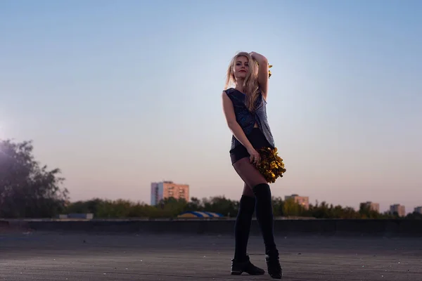 Meisje Cheerleader Met Pompoms Dansen Buiten Het Dak Bij Zonsondergang — Stockfoto