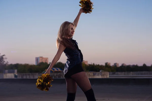 Meisje Cheerleader Met Pompoms Dansen Buiten Het Dak Bij Zonsondergang — Stockfoto