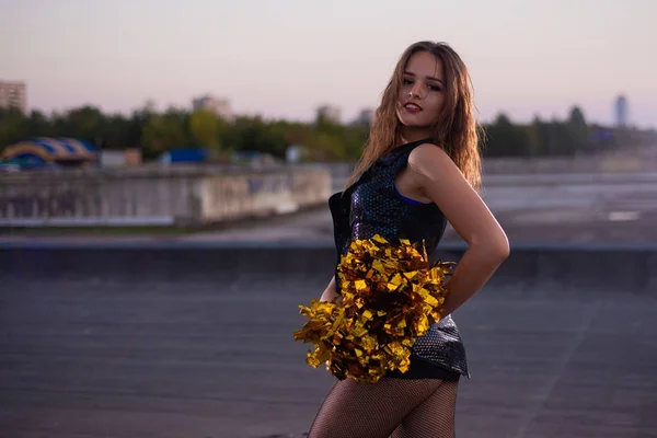 Flicka Cheerleader Med Pompoms Dans Utomhus Taket Vid Solnedgången — Stockfoto