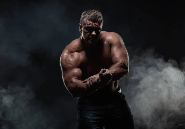Neobyčejně Silný Svalnatý Muž Ukazuje Biceps Černém Pozadí Sílu Zdatnost — Stock fotografie