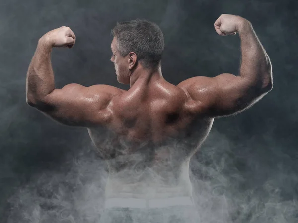Kraftfull Muskulös Man Visar Biceps Svart Bakgrund Styrka Och Kondition — Stockfoto