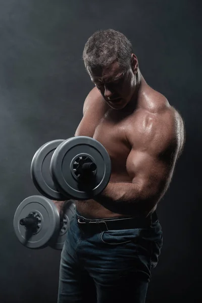 Kraftfull Muskulös Man Tränar Med Hantlar Svart Bakgrund Rök — Stockfoto