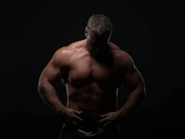 Kraftvoller Muskulöser Bodybuilder Der Auf Schwarzem Hintergrund Posiert Das Konzept — Stockfoto