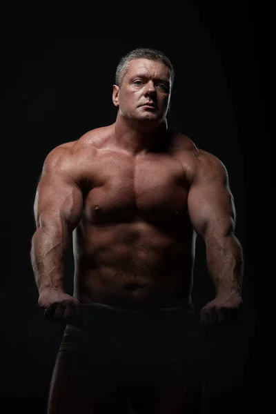 Kraftvoller Muskulöser Bodybuilder Der Auf Schwarzem Hintergrund Posiert Das Konzept — Stockfoto