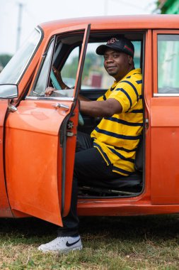 Rusya, Syzran - 2 Eylül 2018: kapıyı açık ile eski bir araba ön koltukta oturan Afrikalı-Amerikalı adam