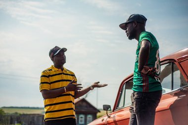 Rusya, Syzran - 2 Eylül 2018: İki zenci iş konularında car yakınındaki gökyüzü artalanları üzerinde tartışmak.