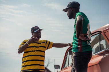 Rusya, Syzran - 2 Eylül 2018: İki zenci iş konularında car yakınındaki gökyüzü artalanları üzerinde tartışmak.