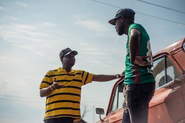 Rusya, Syzran - 2 Eylül 2018: İki zenci iş konularında car yakınındaki gökyüzü artalanları üzerinde tartışmak.