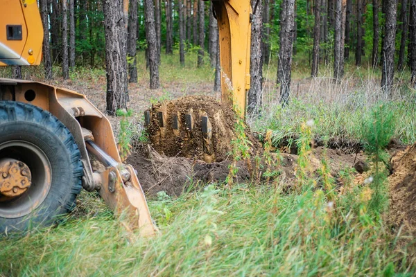 俄罗斯 塞兹兰 2018年9月2日 挖掘机通过铲斗挖掘地面来执行挖掘工作 — 图库照片