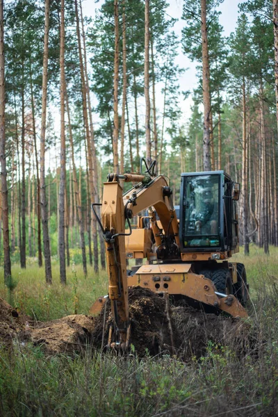 Rusya, Syzran - 2 Eylül 2018: Tarak yere bir kova ile kazma tarafından kazı çalışmaları gerçekleştirir