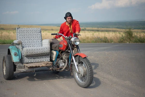 Rusia Syzran Septiembre 2018 Joven Conduce Una Motocicleta Rota Camino — Foto de Stock