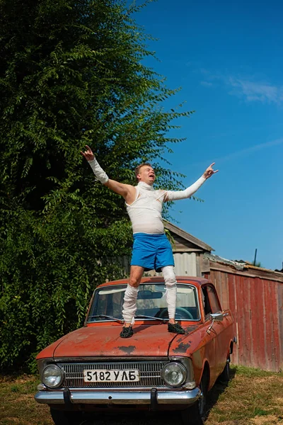 Rusya Syzran Eylül 2018 Genç Bir Adam Araba Üzerinde Duran — Stok fotoğraf