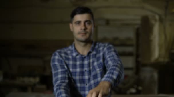 Budowniczy człowiek w Studio pokazuje taśma pomiarowa w ręce — Wideo stockowe