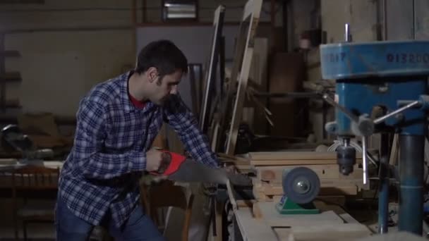 Een Volwassen Man Saws Een Houten Plank Geklemd Een Bankschroef — Stockvideo