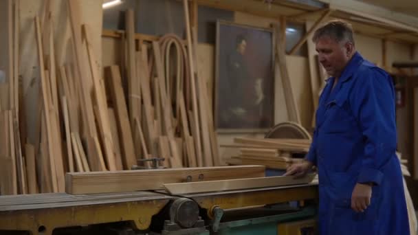 Tischler bei der Arbeit in seiner Werkstatt, Holzbearbeitung auf einer Holzbearbeitungsmaschine — Stockvideo
