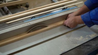 İş yerinde atölye, ağaç işleme makinede işleme ahşap marangoz