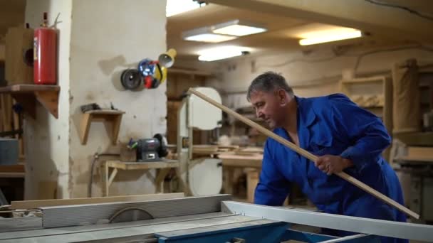 Tesař práce v jeho dílně, dřevo, zpracování na dřevoobráběcí stroj — Stock video