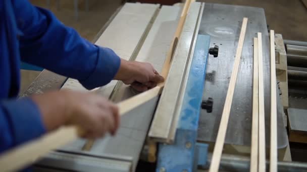 Carpintero en el trabajo en su taller, procesamiento de madera en una máquina de carpintería — Vídeos de Stock