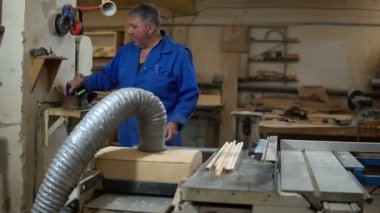 İş yerinde atölye, ağaç işleme makinede işleme ahşap marangoz