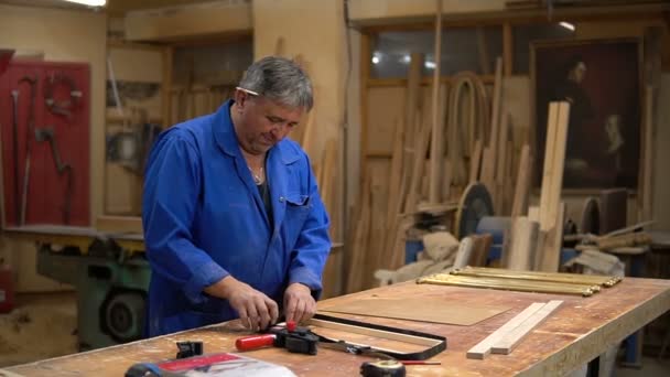 Montage des Holzrahmens auf dem Tischlertisch in der Werkstatt — Stockvideo