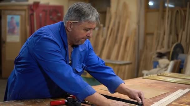 Montaje del marco de madera en la mesa de carpintería en el taller — Vídeos de Stock