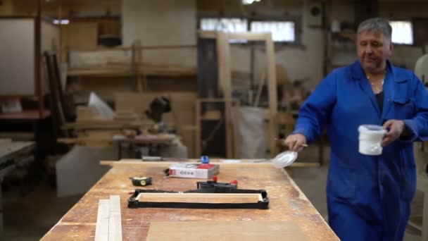 Montage des Holzrahmens auf dem Tischlertisch in der Werkstatt — Stockvideo