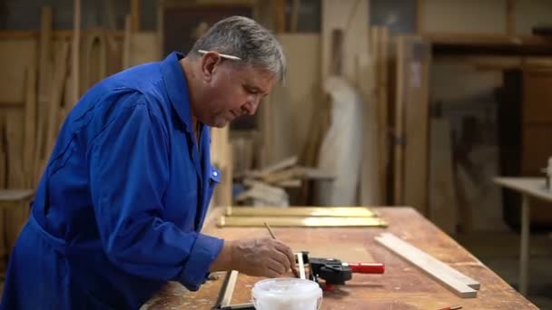 Assemblage du cadre en bois sur la table de menuiserie dans l'atelier — Video