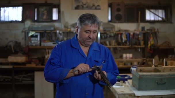 Charpentier mesure un morceau de bois avec un étrier — Video