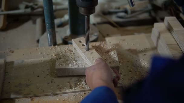 Dipendente trapana l'elemento in officina con l'aiuto di una pressa di perforazione — Video Stock