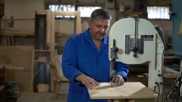 Dipendente trapana l'elemento in officina con l'aiuto di una pressa di perforazione — Video Stock