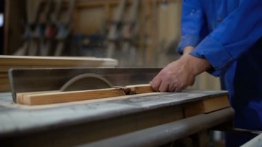 İş yerinde atölye, ağaç işleme makinede işleme ahşap marangoz